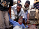 Un homme est emmené d’urgence à l’hôpital après le double attentat à Mogadiscio, ce 17 septembre 2009.(Photo : Mustafa Abdi/AFP)