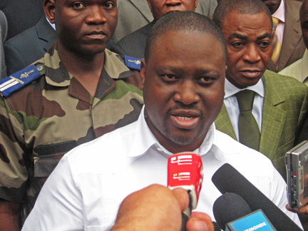 Guillaume Soro, Premier ministre ivoirien, à l’issue de sa visite du site central de la Sagem, à Abidjan, le 12 septembre 2009. (Photo : Norbert Navarro/RFI)