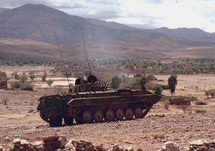 Un char sur la ligne de front de batailles entre les forces gouvernementales et les rebelles chiites, au nord-ouest de la province de Saada, le 30 août 2009.(Photo : Reuters)