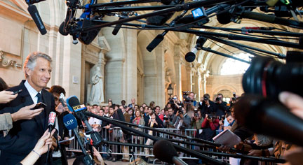 Dominique de Villepin (g) s'adresse à la presse à sa sortie de la salle d'audience, le 30 septembre 2009.(Photo : Gonzalo Fuentes / Reuters)
