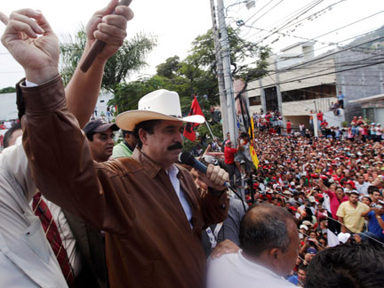 Le président déchu du Honduras, Manuel Zelaya, salue ses supporters depuis l'ambassade du Brésil à Tegucigalpa, où il a trouvé refuge lors de son retour, le 21 septembre.(Photo : Edgard Garrido/Reuters)