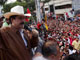 Le président déchu du Honduras, Manuel Zelaya, salue ses supporters depuis l'ambassade du Brésil à Tegucigalpa, où il a trouvé refuge lors de son retour, le 21 septembre.(Photo : Edgard Garrido/Reuters)