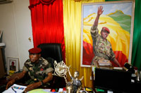 Le capitaine Moussa Dadis Camara, chef de la junte guinéenne, dans son bureau du camp Alpha Yaya à Conakry, le 1er octobre 2009.(Photo : REUTERS/Luc Gnago)
