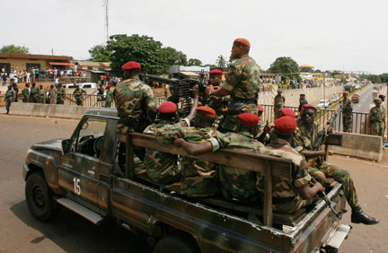 Soldats près de l'aéroport de Conakry le 5 octobre 2009.(Photo : REUTERS/Luc Gnago)