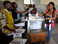 Les Mozambicains ont commencé à voter ce mercredi 28 octobre 2009.(Photo :  REUTERS/Grant Lee Neuenburg)