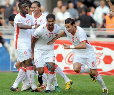 Les Tunisiens célèbrent le but décisif d'Issam Jemaa (au centre) face au Kenya.(Photo : AFP)