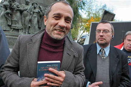 Le journaliste Alexandre Podrabinek (C) et Nikolaï Khramov, le secrétaire des Radicaux russes, à Moscou. (Photo : AFP/RIA Novosti)
