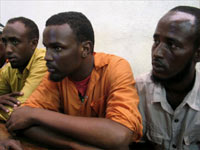 Des Somaliens suspectés de piraterie devant la cour de Mombassa, le 8 octobre 2009.(Photo : Reuters)