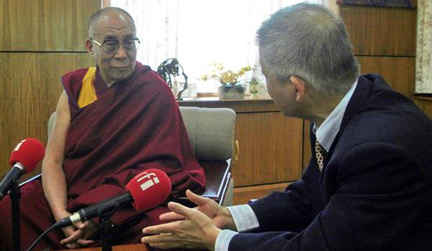 Le Dalaï Lama interviewé par Yan Chen, journaliste de la rédaction chinoise de RFI.(Photo : RFI/Philippe Nadel)