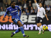 Didier Drogba marque le but du 4-0 pour Chelsea à Bolton.(Photo: Reuters)