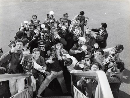 Les photographes à l'arrivée de la vedette de cinéma, La Dolce Vita, 1960.DR