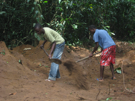 Fouilles dans la forêt du Banco proche d'Abidjan, dans l'espoir de retrouver la trace de Guy-André Kieffer, le 7 octobre 2009. ( Photo : Norbert Navarro / RFI )