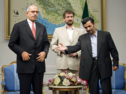 Le président iranien, Mahmoud Ahmadinejad (D) rencontre Mohamed el-Baradeï (G), le directeur général de l'Agence internationale de l'énergie atomique (AIEA), à Téhéran, le 4 octobre 2009. (Photo : Reuters)