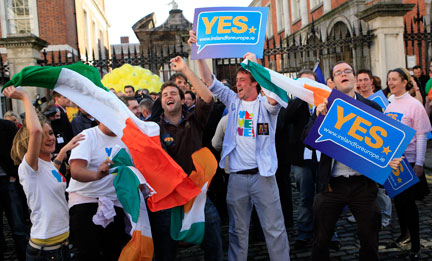Des partisans du « oui » célèbrent leur victoire près de  Dublin Castle, le 3 octobre 2009.(Photo: Cathal McNaughton / Reuters)