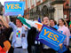 Des partisans du « oui » célèbrent leur victoire près de  Dublin Castle, le 3 octobre 2009.(Photo: Cathal McNaughton / Reuters)
