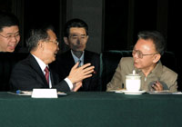 Le Premier ministre chinois, Wen Jiabao (g), et le leader nord-coréen Kim Jong-il (d), le 6 octobre 2009 à Pyongyang.(Photo : Reuters/KCNA)