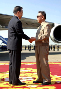 Le Premier ministre chinois Wen Jiabao (g) et le président nord-coréen Kim Jong-il à l'aéroport de Pyongyang, le 3 octobre 2009.(Photo: Reuters)