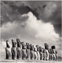 Michael Kenna, "Moai, Study 16" (Ahu Tongariki, Easter Island, 2000).(Crédit : BnF, dép. Estampes et photographie © Michael Kenna)