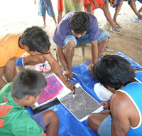 Les jeunes Kayapos apprennent à lire la carte.Crédit: Anne-Elisabeth Laques, IRD
