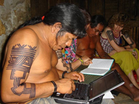 L'appropriation des nouvelles technologies par les Indiens Kayapos.Crédit : Claudia Lopez, IRD
