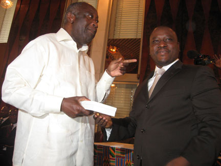 Le Premier ministre ivoirien Guillaume Soro remet au président de la République Laurent Gbagbo la liste électorale provisoire, le 6 octobre 2009 au palais présidentiel d’Abidjan.(Photo : Norbert Navarro/RFI)