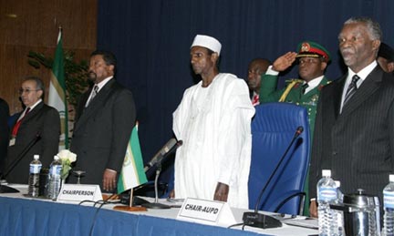 (De g à d) Saïd Djinnit, Jean Ping, Musa Yar'Adua, Thabo Mbeki à l'ouverture du sommet du Conseil de paix et de sécurité de l'Union africaine, à Abuija, Nigéria , le 29 octobre 2009.(Photo : AFP/Emmanuel Wole)