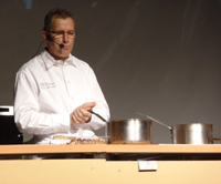 Eric Provost pendant sa démonstration culinaire(Photo : Danielle Birck/ RFI)