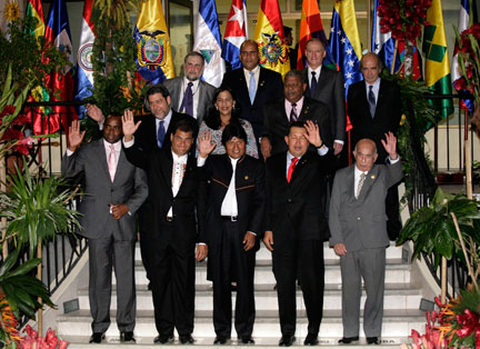Les chefs d'Etat et officiels participant au sommet de l'ALBA qui s'est tenu les 16 et 17 octobre à Cochabamba, en Bolivie.(Photo : David Mercado/ Reuters)