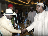 Le chef des Niger Delta Vigilante, Tom Ateke (g),&nbsp;a accepté l'offre d'amnistie du président nigérian Umaru Yar'Adua, à Abuja, le 1er octobre.(Photo : Emmanuel Wole/AFP)