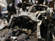 Des policiers analysent la carcasse du véhicule de l’attaque-suicide à la bombe à Peshawar, le 9 octobre 2009.(Photo : Reuters)