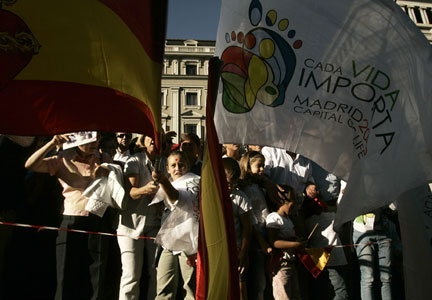 Des partisans contre l’avortement protestent dans les rues de Madrid, le 17 octobre 2009.(Photo : Dani Cardona / Reuters)