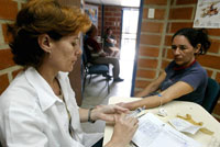 Le médecin cubain Maricela Perez (g) du programme Barrio adentro avec une patiente en février 2005.(Photo : AFP)