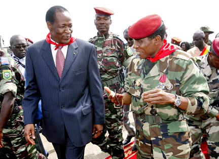 Le président burkinabé Blaise Compaoré en compagnie du capitaine Moussa Dadis Camara, le 5 octobre 2009.(Photo : Reuters)