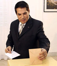 Le président tunisien Zine el-Abidine Ben Ali dans un bureau de vote à Tunis, le 25 octobre 2009.(Photo : Reuters)
