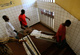 Un blessé est porté par ses proches à l'hôpital Donka de Conakry, le 30 septembre 2009.(Photo : Reuters)