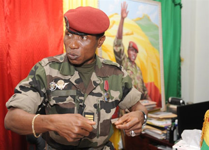 Le chef de la junte guinéenne Moussa Dadis Camara lors d'une réunion à Conakry, le 30 septembre.(Photo : Seyllou/AFP)