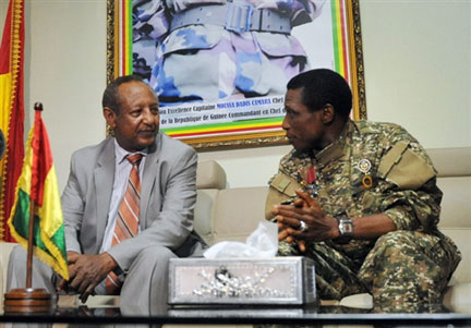 Le directeur du département Afrique à l'ONU Haïlé Menkerios (g), s'est entretenu avec le capitaine Moussa Dadis Camara, lors de sa&nbsp;mission en Guinée, le 18 octobre.(Photo : Sia Kambou/AFP)