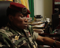 Le capitaine Moussa Dadis Camara dans son bureau.(Photo : Laurent Correau /RFI)
