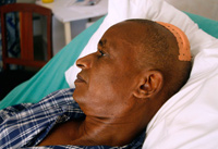 Cellou Dallein Diallo sur son lit d'hôpital, le 30 septembre 20009.(Photo : Reuters)