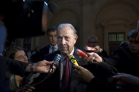 L’ancien ministre de l’Intérieur, Charles Pasqua au tribunal de Paris lors de l’ouverture du procès de l’Angolagate, le 6&nbsp;octobre 2008.(Photo : AFP)
