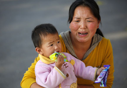 Un taux anormalement élevé de plomb a été décelé chez les enfants de la province de Henan, dont cet enfant, âgé de un an, dans les bras de sa mère, le 15 octobre 2009.(Photo : Stringer / Reuters)
