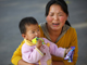 Un taux anormalement élevé de plomb a été décelé chez les enfants de la province de Henan, dont cet enfant, âgé de un an, dans les bras de sa mère, le 15 octobre 2009.(Photo : Stringer / Reuters)