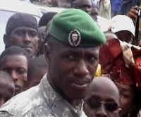Le commandant Tiegboro au milieu des manifestants aux abords du stade.(Photo : DR)