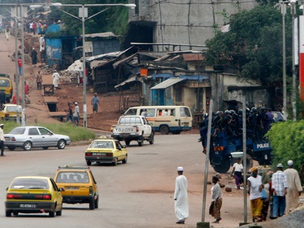 Patrouille des forces de sécurité guinéennes dans la rue de Bambeto, à Conakry. (Photo : Reuters)