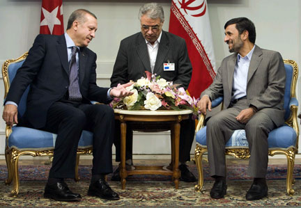 Le Premier ministre turc Tayyip Erdogan (g) avec son homologue iranien Mahmoud Ahmadinejad à Téhéran, le 27 octobre 2009.(Photo : Reuters/Raheb Homavandi)
