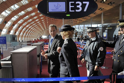 Eric Besson, le ministre français de l'Immigration à l'aéroport Roissy-Charles de Gaulle, le 19 octobre 2009. (Photo : AFP)