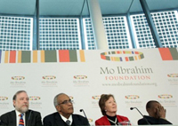 Les membres de la fondation Mo Ibrahim lors d'une conférence de presse à Londres, le 19 octobre 2009.(Photo : AFP)