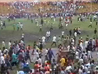 La foule s'échappe du stade à Conakry, le 28 septembre 2009.(Photo : Reuters)