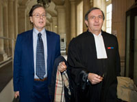 Jean-Louis Gergorin (g) et son avocat à leur arrivée au Palais de Justice de Paris le 23 octobre 2009.(Photo : Reuters/Gonzalo Fuentes)
