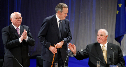 Les anciens présidents soviétique et américain Mikhaïl Gorbatchev (g) et George Bush (au centre) ainsi que de l'ancien chancelier allemand Helmut Kohl, à Berlin  le 31 octobre 2009.(Photo : Reuters)